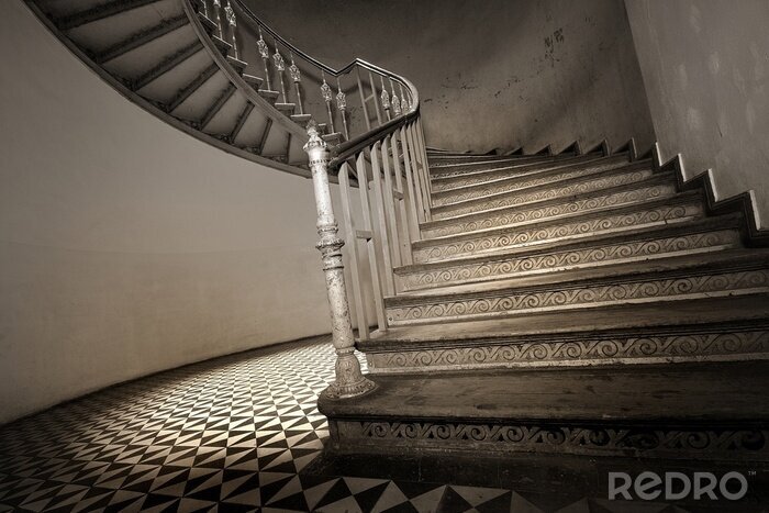 Bild Gewundene Treppe im leeren Gebäude