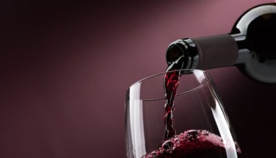 Gießen von Wein in Glas