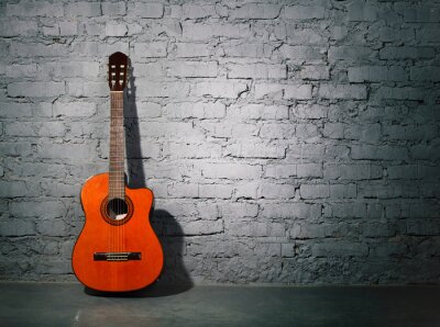 Gitarre bei grauer Mauer