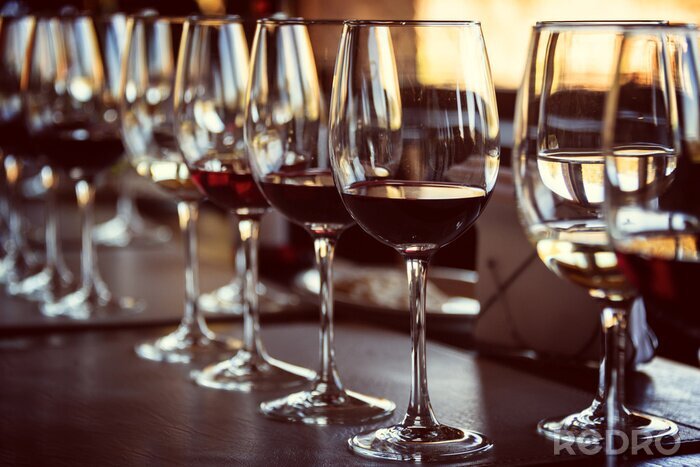 Bild Gläser mit eingegossenem Wein