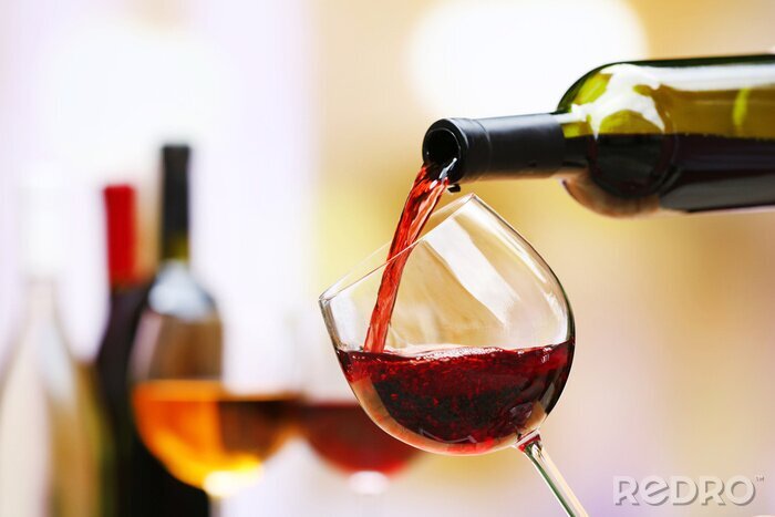Bild Gläser und Flaschen mit Wein