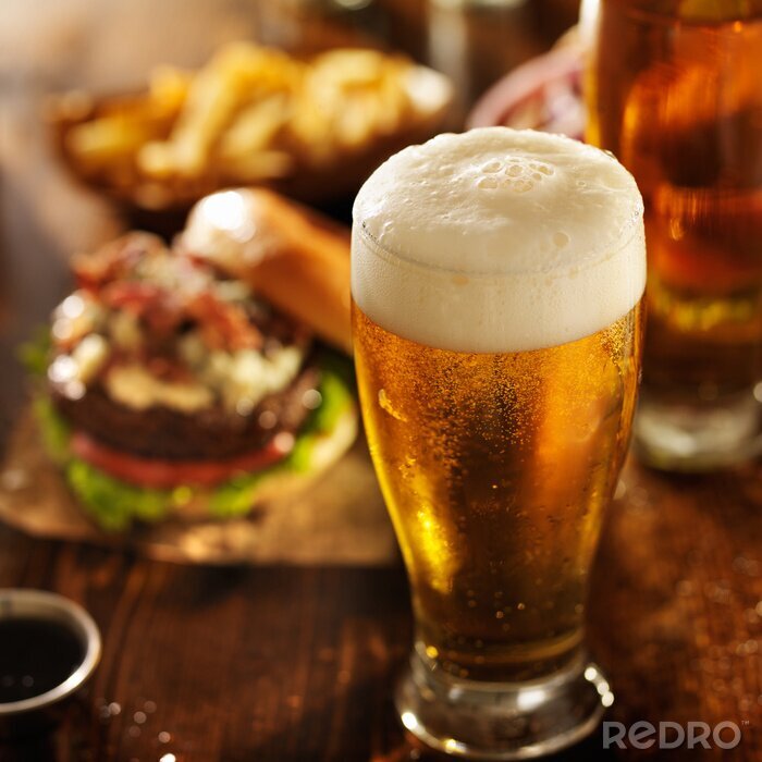 Bild Glas vor dem Hintergrund von Burger und Pommes frites