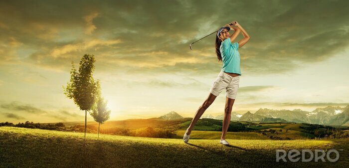 Bild Golferin mit Gebirgen im Hintergrund