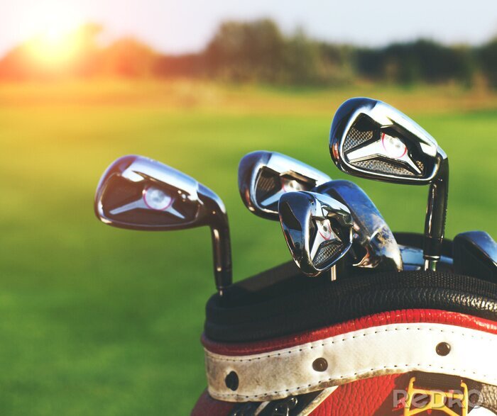 Bild Golfschläger auf grünem Hintergrund