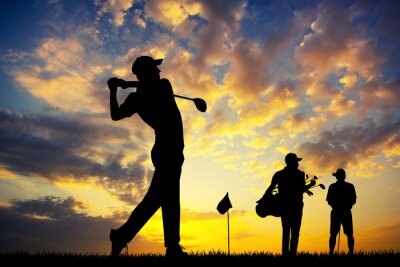 Golfspieler auf dem Golfplatz bei Sonnenuntergang