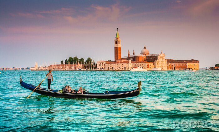 Bild Gondel auf türkisfarbenem Wasser in Venedig