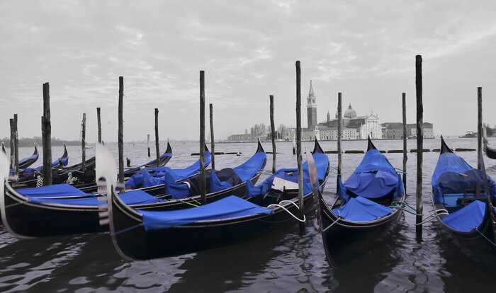 Bild Gondeln am Ufer vertäut