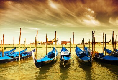 Gondeln und Venedig Sehenswürdigkeiten im Hintergrund