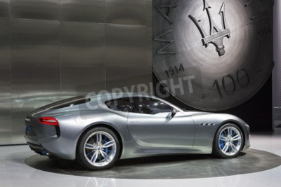 Bild Graues Auto und Maserati Logo