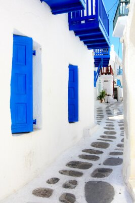 Griechische Gasse mit azurblauen Balkons
