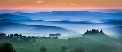 Grüne Felder und Wiesen bei Sonnenuntergang in der Toskana
