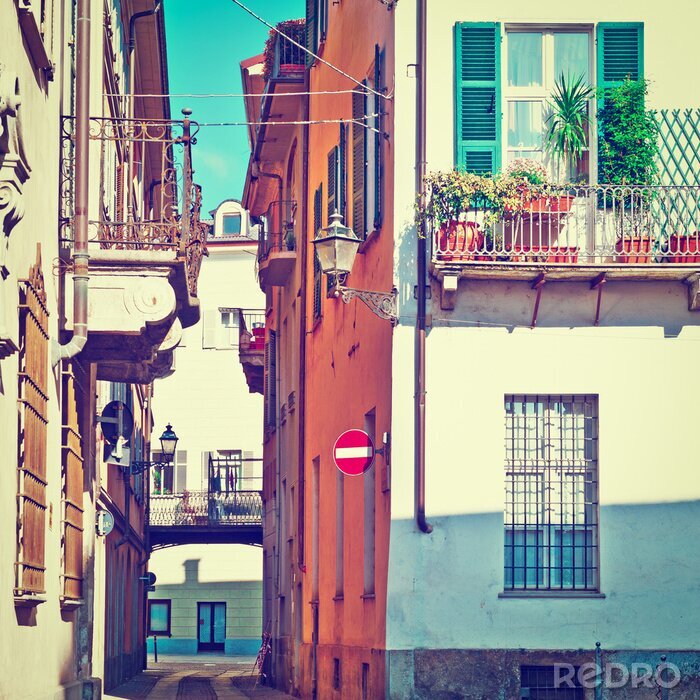 Bild Häuser Gasse bei sonnigem Wetter
