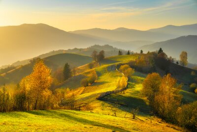 Herbstliche Landschaft mit Bergen bei Sonnenaufgang
