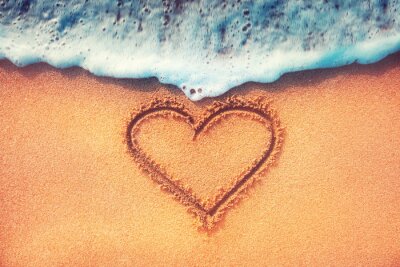 Bild Herz auf einem Sand des Strandes mit Welle auf Hintergrund