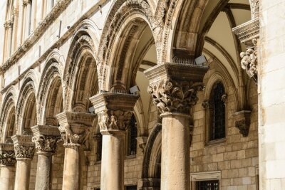 Historische Säulen im gotischen Stil