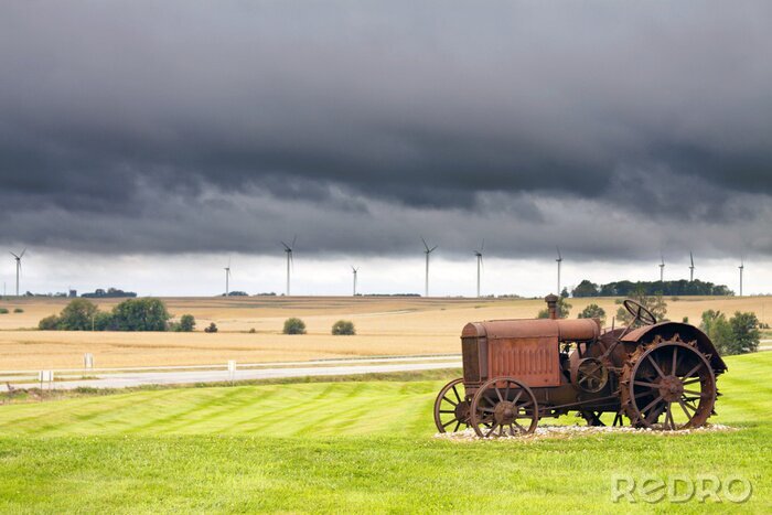 Bild Historischer Traktor mit Gewitterhimmel