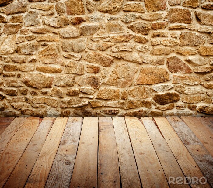 Bild Holz bei Steinmauer