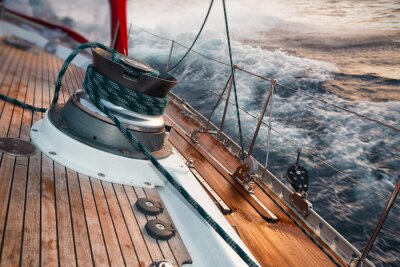 Holzbord des Segelbootes