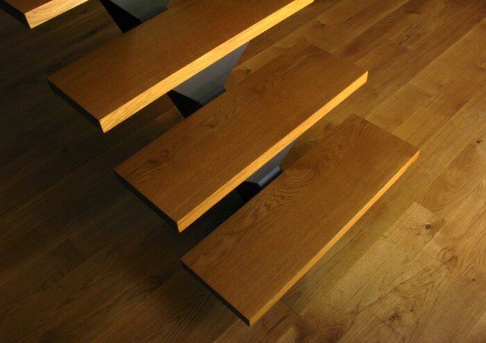 Bild Holztreppe auf einer Metallstruktur