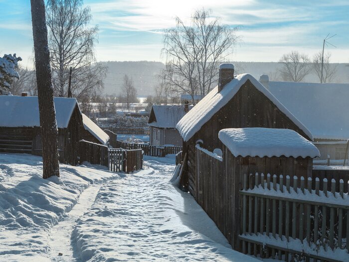 Bild Hütte im Winter mit Schnee bedeckt