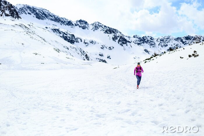 Bild In Gebirgen laufende Frau