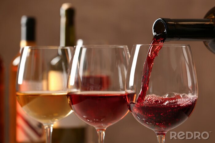 Bild In Gläser gegossener Wein
