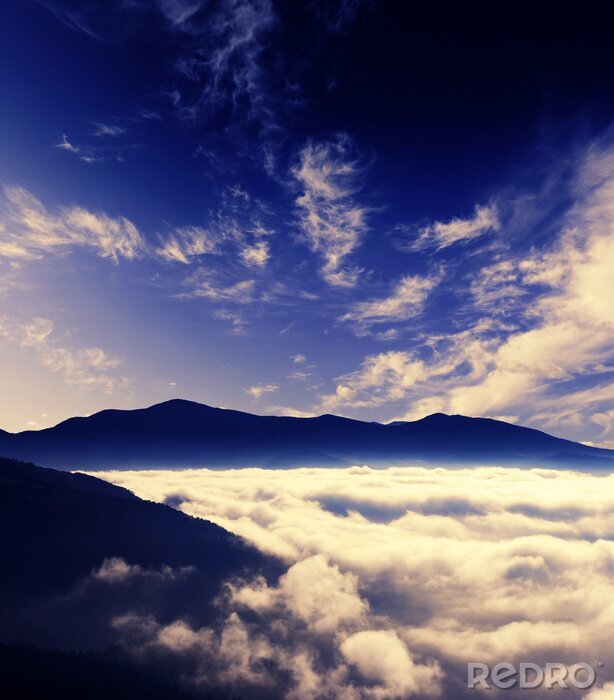 Bild In Nebel gehüllte Berggipfel