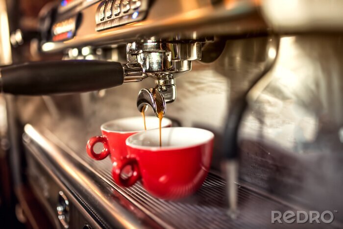 Bild In rote Tassen gegossener Kaffee