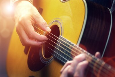 Bild Instrument in den Händen eines Gitarristen