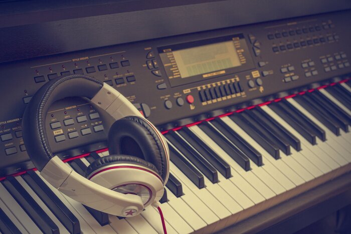 Bild Instrument mit Tasten und Kopfhörer