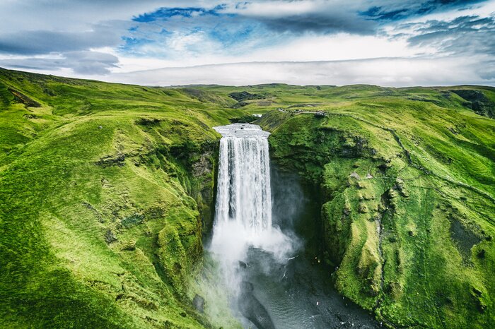 Bild Island Wasserfall Skogafoss in der isländischen Naturlandschaft. Berühmte touristische Attraktionen und Wahrzeichen Ziel in der isländischen Naturlandschaft auf Süd-Island. Aerial Drone Blick auf Top
