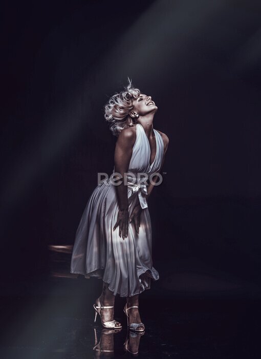 Bild Junge Frau im weißen Kleid wie Marilyn Monroe Glam-Symbol