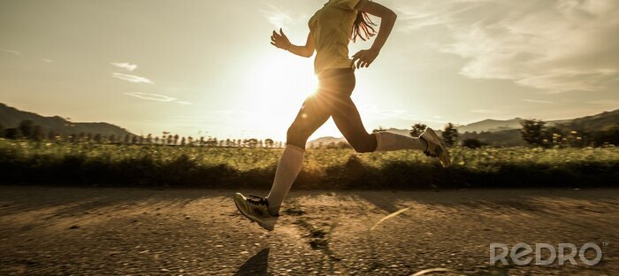 Bild Junge Läuferin in Sonnenstrahlen