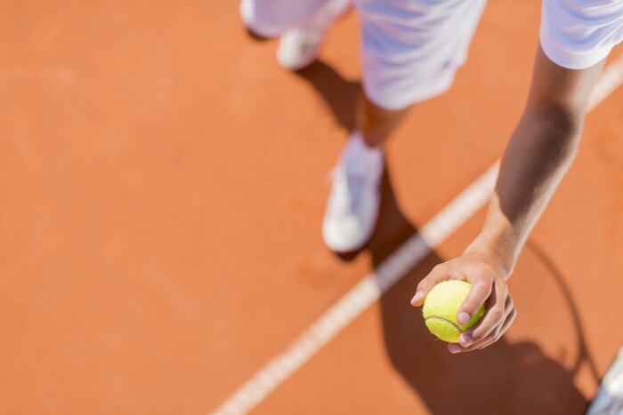 Bild Junger Tennisspieler in weißer Kleidung