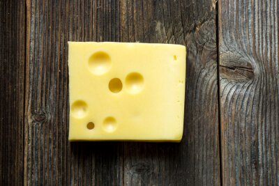Bild Käse auf dem schwarzen Holztisch
