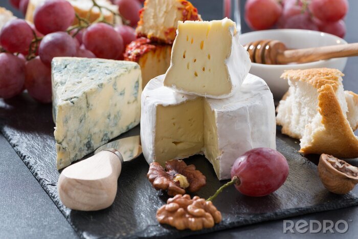 Bild Käse mit Weintrauben und Nüssen