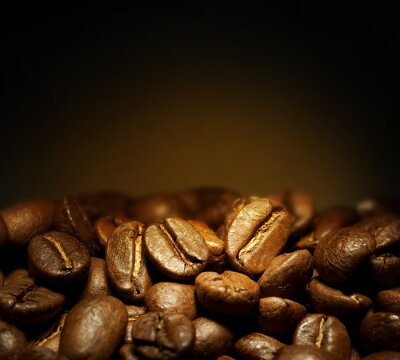 Kaffee auf braunem Hintergrund