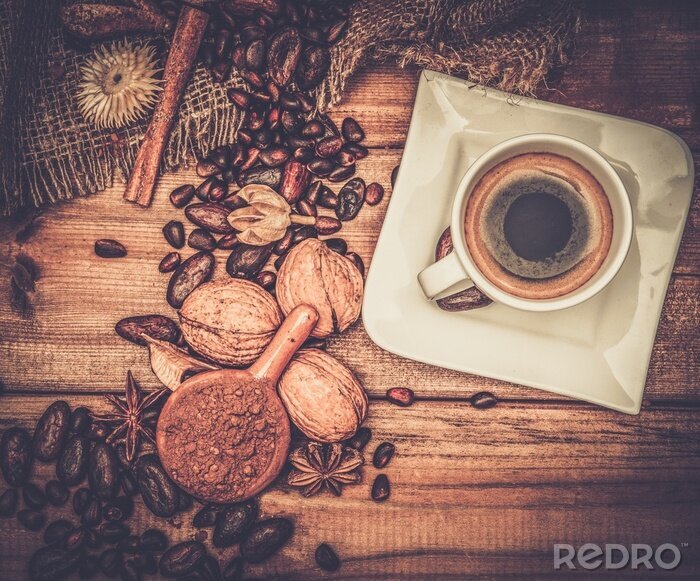 Bild Kaffeebohnen inmitten von Zimt und Nüssen