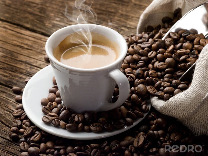 Bild Kaffeebohnen um eine Tasse Espresso