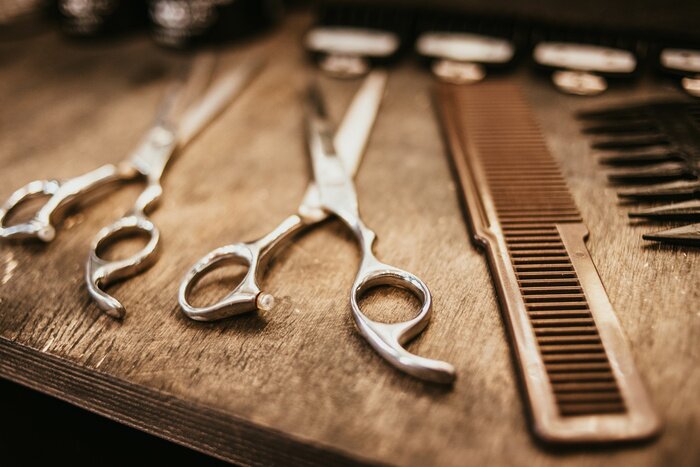 Bild Kamm und Schere in Nahaufnahme