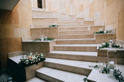 Bild Kerzen und Blumen auf den Stufen