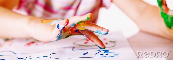 Bild Kind, das mit seinen Händen malt