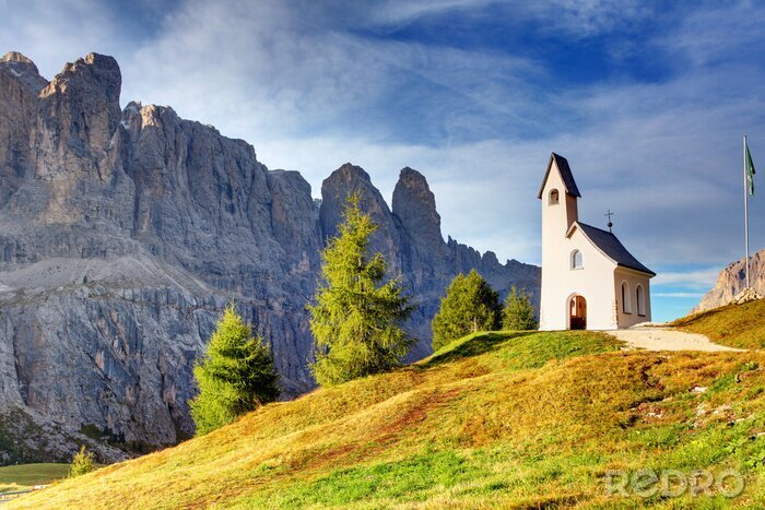 Bild Kirche vor dem Hintergrund der Berglandschaft