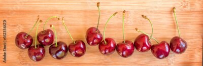 Bild Kirschen auf Holz arrangiert