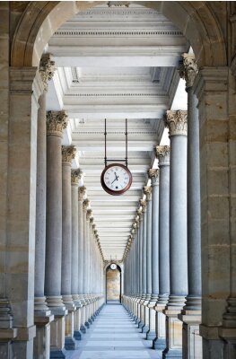 Klassische Säulen bei Uhr