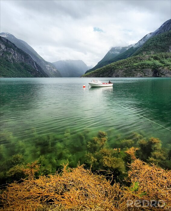 Bild Kleiner See und Boot vor dem Hintergrund der Berge