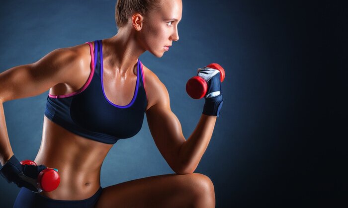 Bild Konzertrierte Frau mit Hanteln