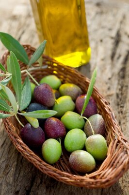 Korb mit Oliven