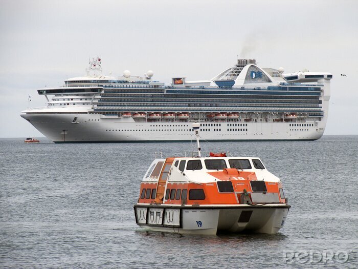 Bild Kreuzfahrtschiff auf dem Weg zum Hafen