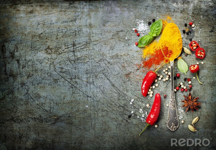 Bild Kunstvolle Komposition mit Paprika und Kräutern